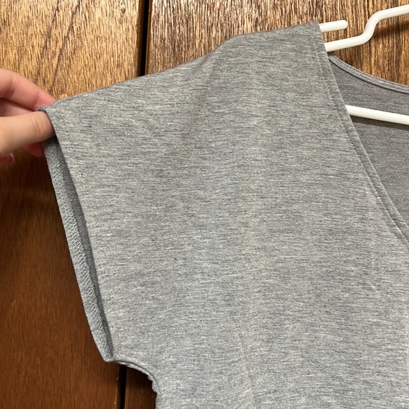◽️NINE WEST: Women’s size S, gray short sleeve v-neck, slightly cropped blouse◽️ - Picture 7 of 9